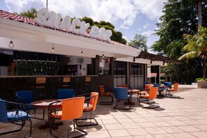 Ofereix vistes a la piscina i s'hi serveixen esmorzars, dinars i sopars 