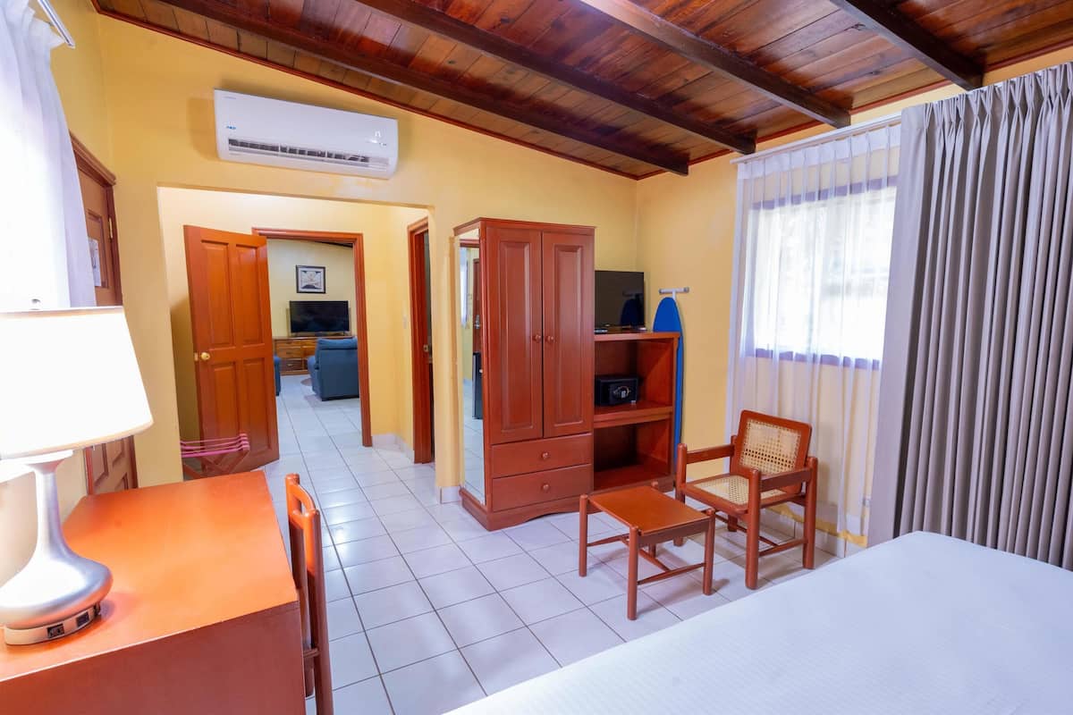 standard room, 1 king bed, non smoking | premium bedding, in-room safe, individually decorated