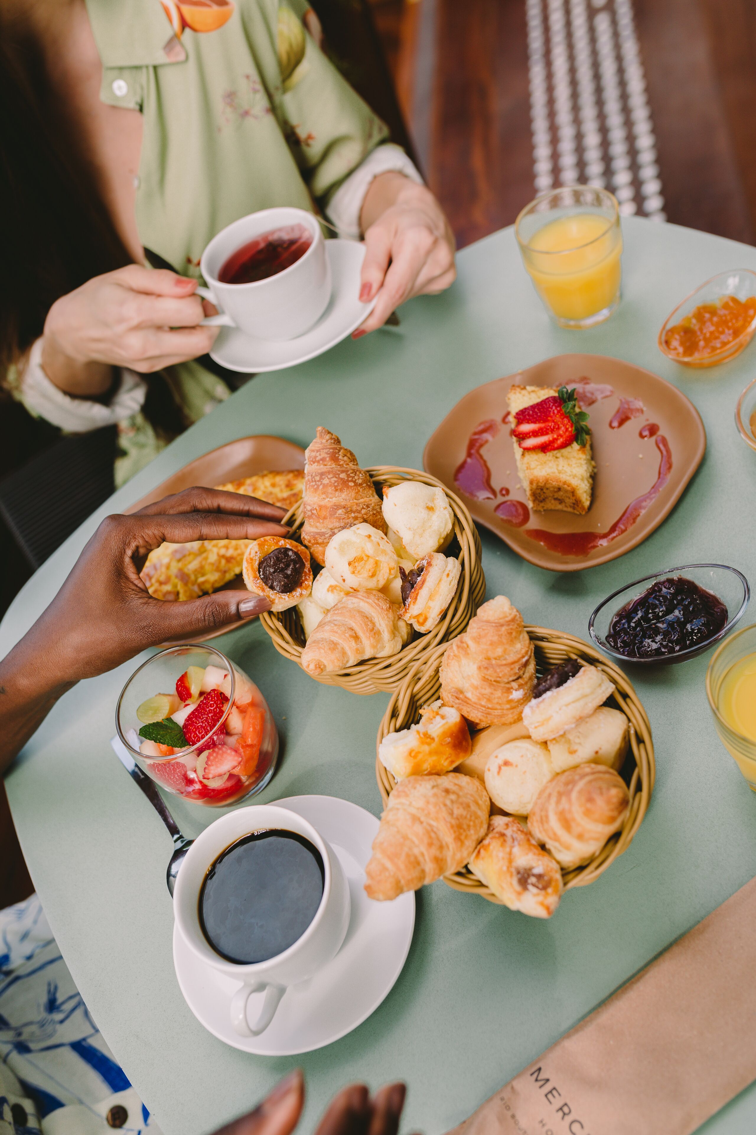 daily buffet breakfast (brl 80 per person)