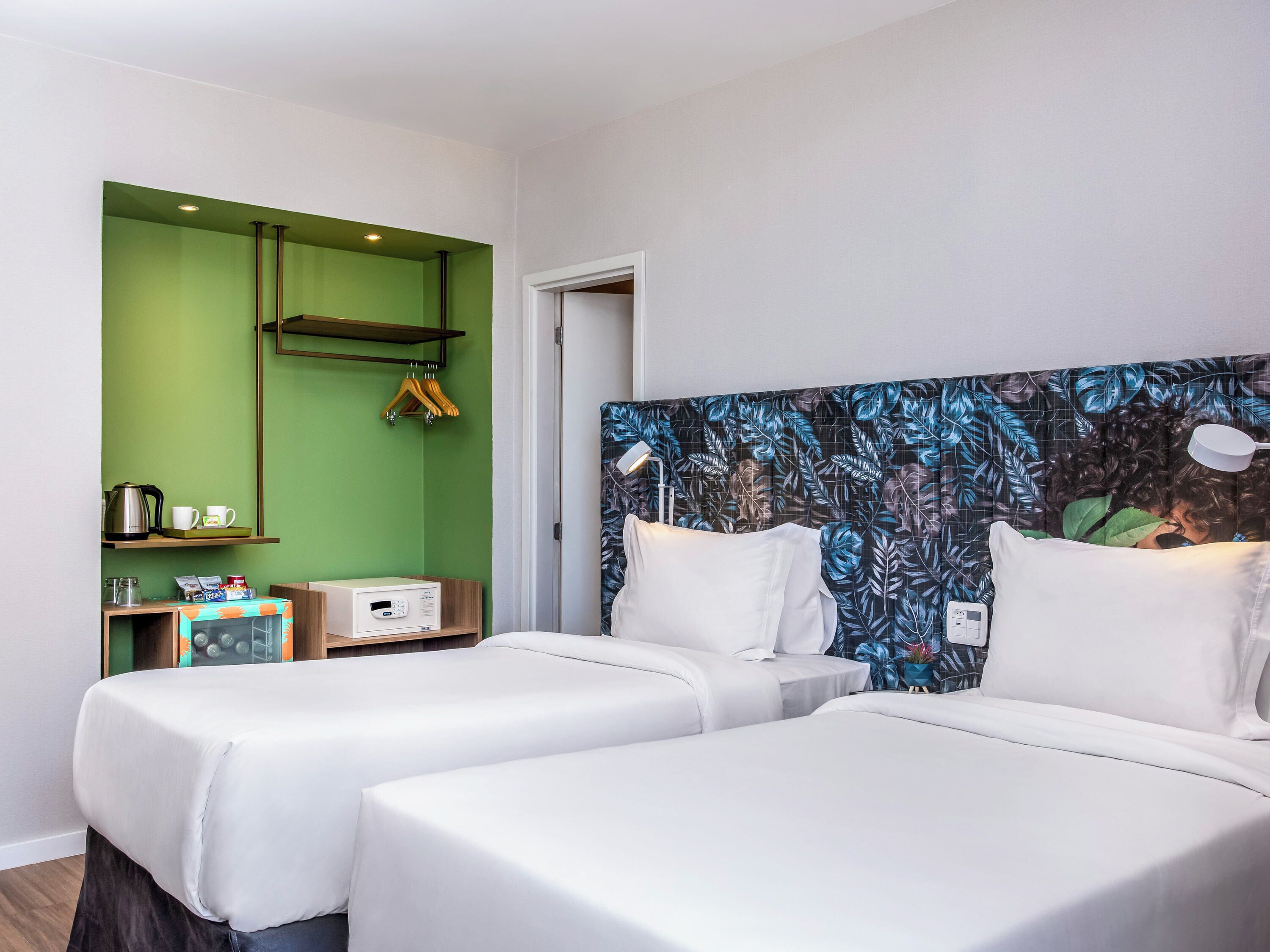 Executive Room, 2 Twin Beds, Balcony, Partial Sea View | Minibar, in-room safe, individually decorated, individually furnished