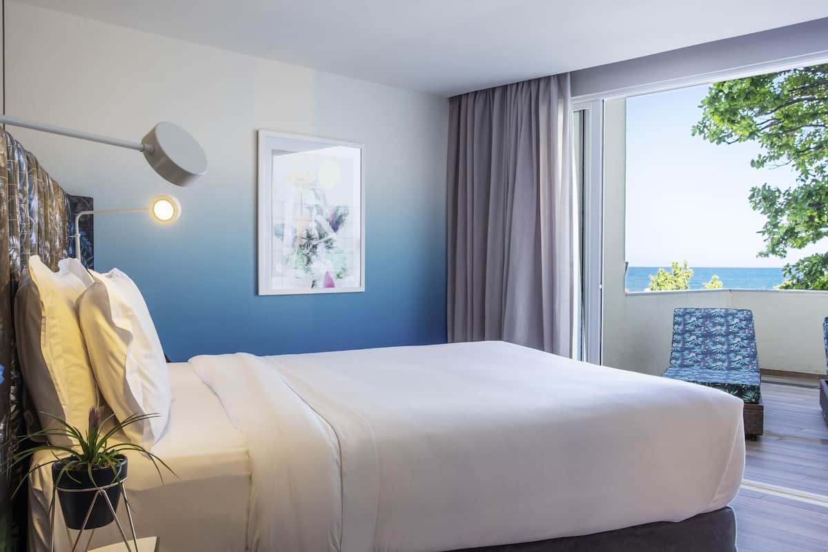 Junior Suite, 1 Queen Bed, Sea View | 1 bedroom, minibar, in-room safe, desk