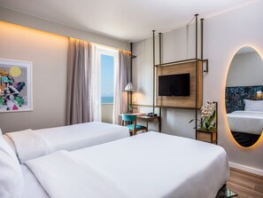 エグゼクティブ ル ーム シングルベッド 2 台 バルコニー パーシャルシービュー | ミニバー、セーフティボックス (室内)、客室ごとに異なる装飾、客室ごとに異なるインテリア