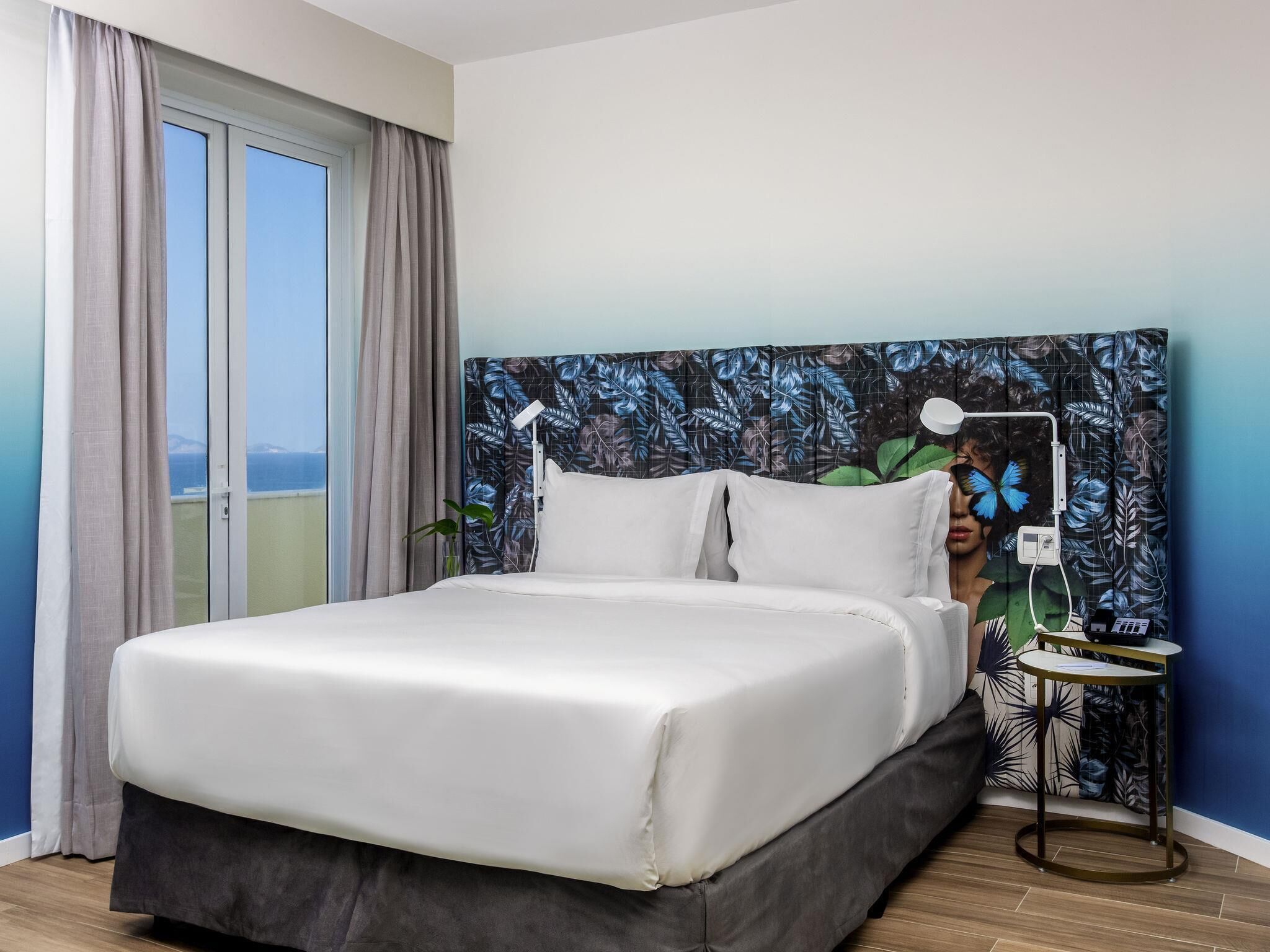 Executive-Zimmer, 1 Queen-Bett, Balkon, eingeschränkter Meerblick | Minibar, Zimmersafe, individuell dekoriert, individuell eingerichtet