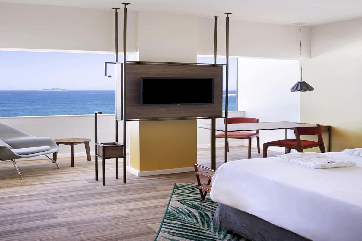 Luxury-Zimmer, 1 Queen-Bett, Meerseite | Minibar, Zimmersafe, individuell dekoriert, individuell eingerichtet