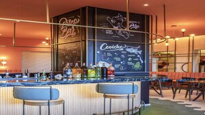 A bar area with a counter, stools, and a chalkboard menu. - Mercure Rio Boutique Hotel Copacabana (Rio de Janeiro)