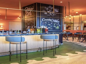 A bar area with a counter, stools, and a chalkboard menu. - Mercure Rio Boutique Hotel Copacabana (Rio de Janeiro)