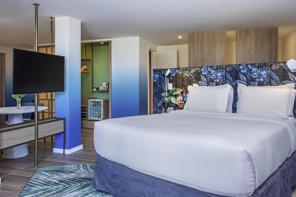 Junior suite, 1 queensize bed, uitzicht op zee | 1 slaapkamer, een minibar, een kluis op de kamer