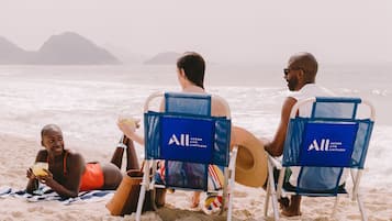 Plage, sable blanc, parasols, serviettes de plage