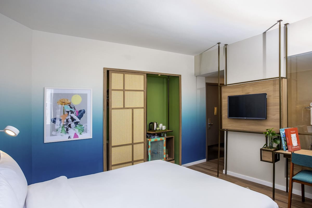 Executive-Zimmer, 1 Queen-Bett, Balkon, eingeschrÀnkter Meerblick | 1 Schlafzimmer, Minibar, Zimmersafe, Schreibtisch