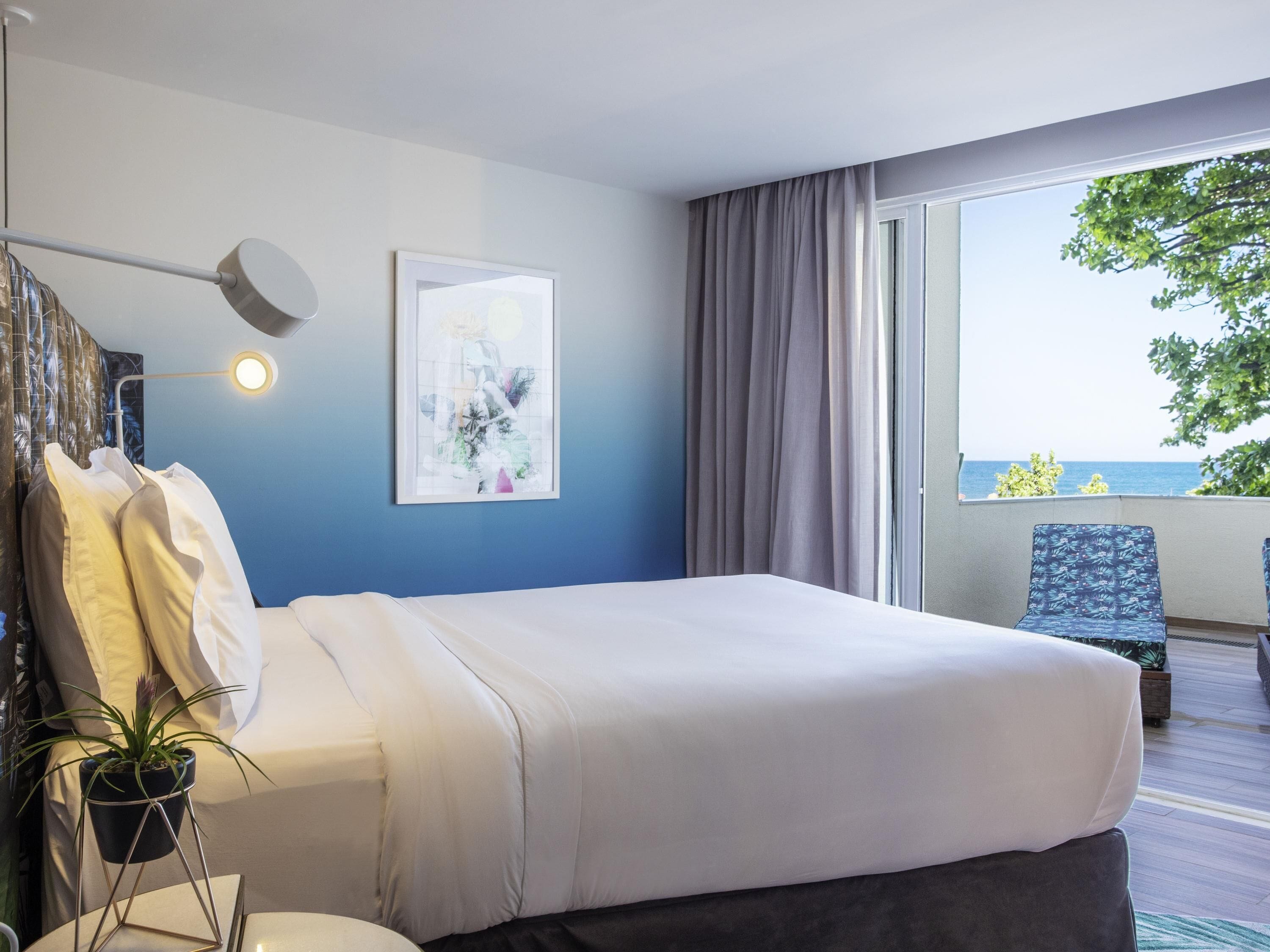 Suite junior, 1 cama de matrimonio, vistas al mar | Minibar, caja fuerte, escritorio y cortinas opacas