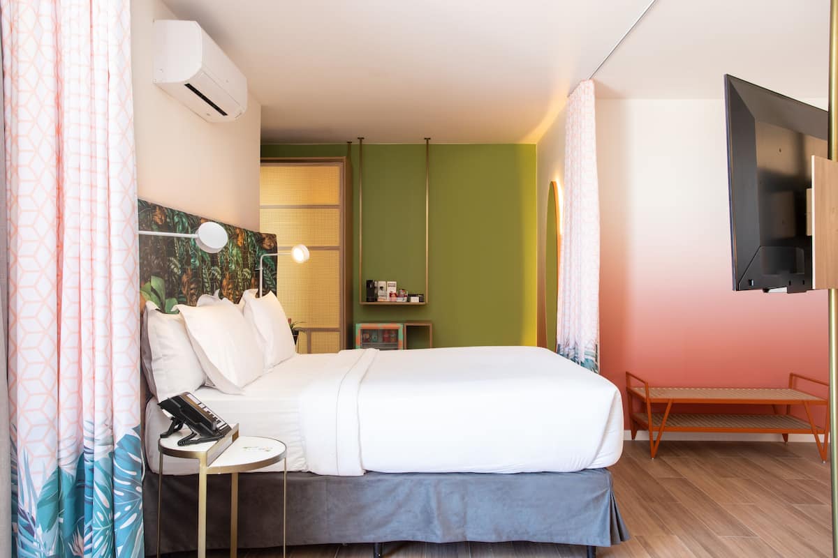 Suite Junior, 1 letto queen, vista mare | 1 camera, minibar, una cassaforte in camera, una scrivania