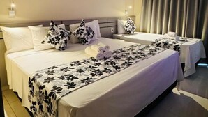 A hotel room with two beds, a large window with curtains, a flat-screen TV, and a wall-mounted air conditioner. - Hotel Dan Inn Uberaba & Convenções by Nacional Inn (Uberaba)