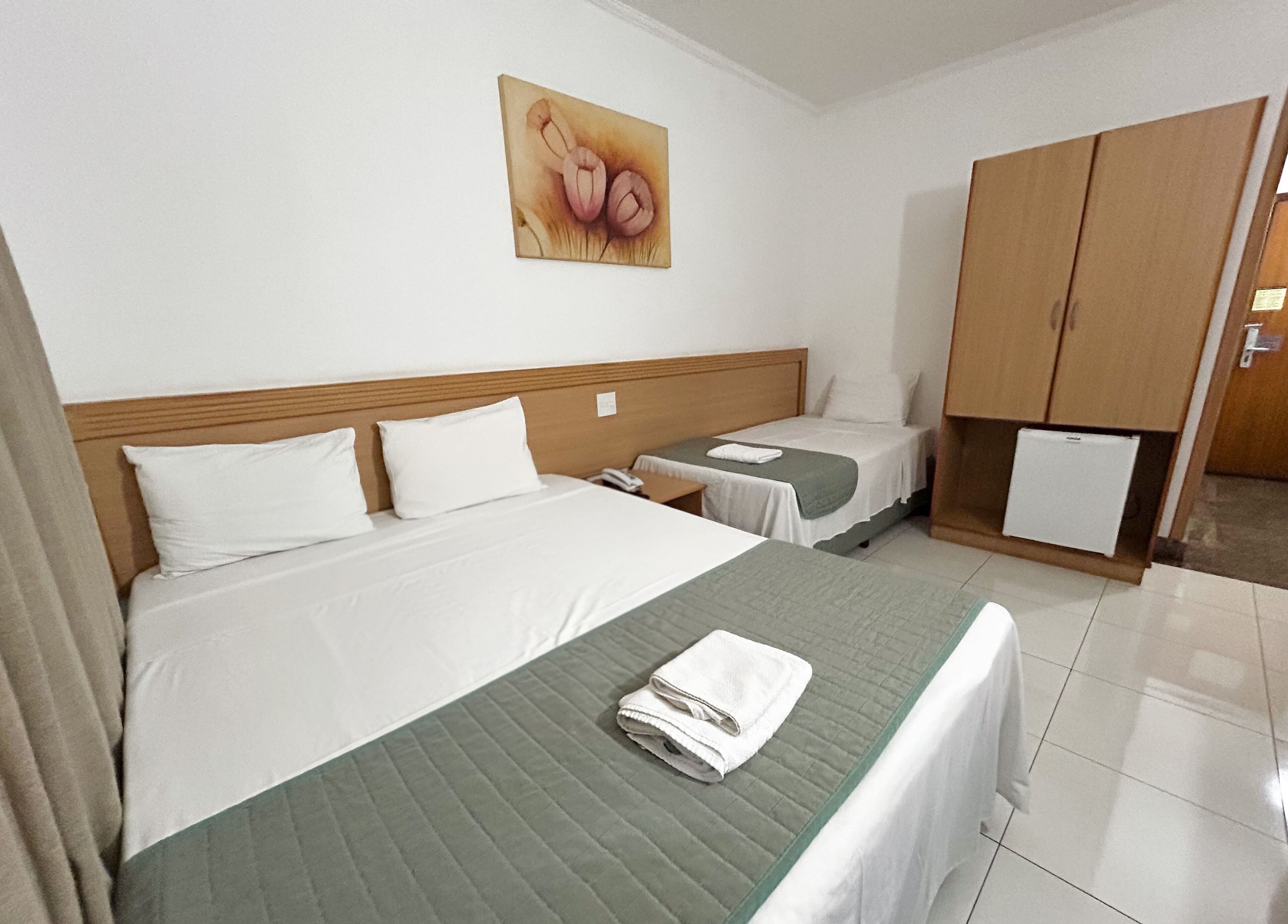 Minibar, caja de seguridad en la habitación y escritorio 