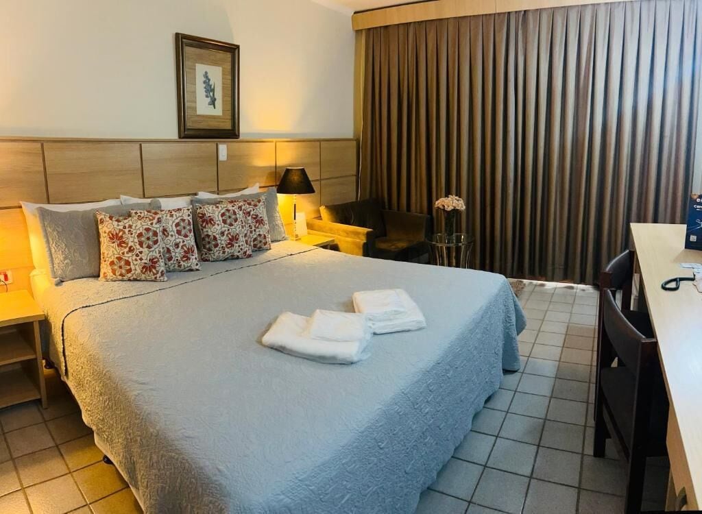 Dobbeltrom – premium | Minibar, safe på rommet, skrivebord og skrivebord for bærbar PC