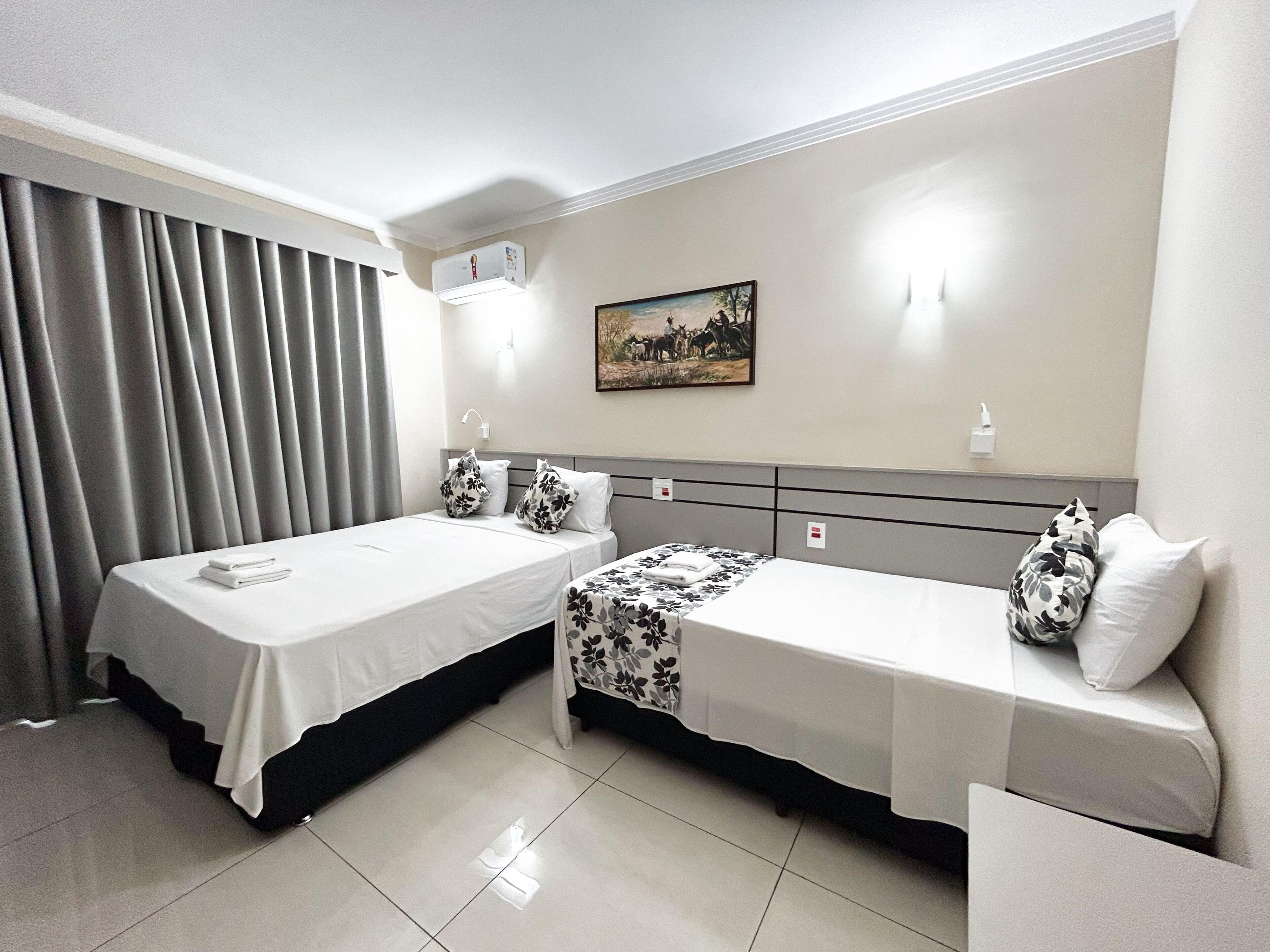 Minibar, caja de seguridad en la habitación y escritorio 