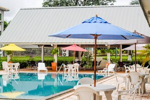 2 piscinas al aire libre, sillones reclinables de piscina