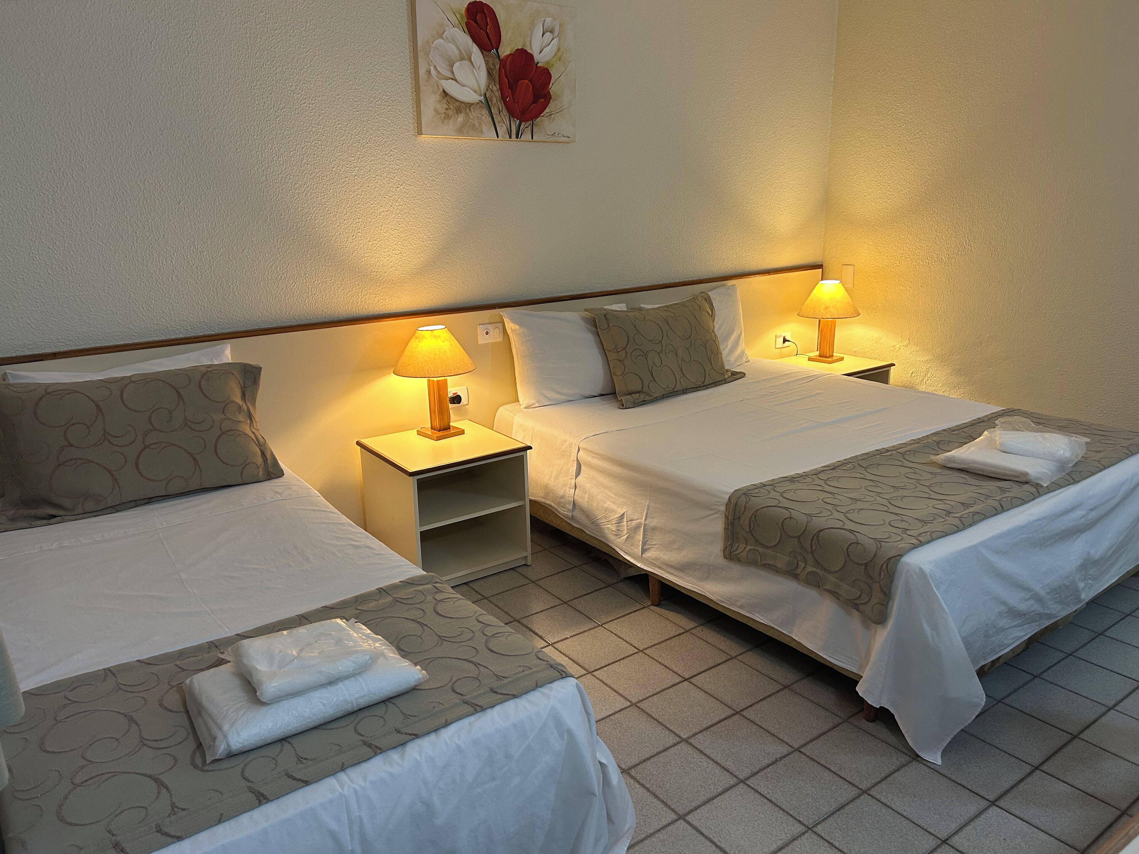 Dobbelt- eller tomannsrom – standard, flere senger | Minibar, safe på rommet, skrivebord og skrivebord for bærbar PC