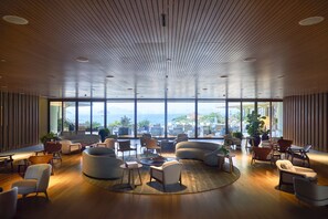 2 barer/lounger och bar vid poolen