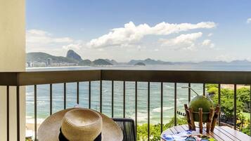 Minibaari, tallelokero huoneessa, äänieristys, silitysrauta/-lauta