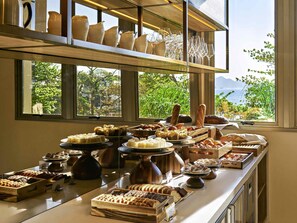 Bữa sáng buffet hàng ngày với phụ phí nhỏ 