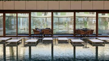 2 piscines extérieures, parasols de plage, chaises longues