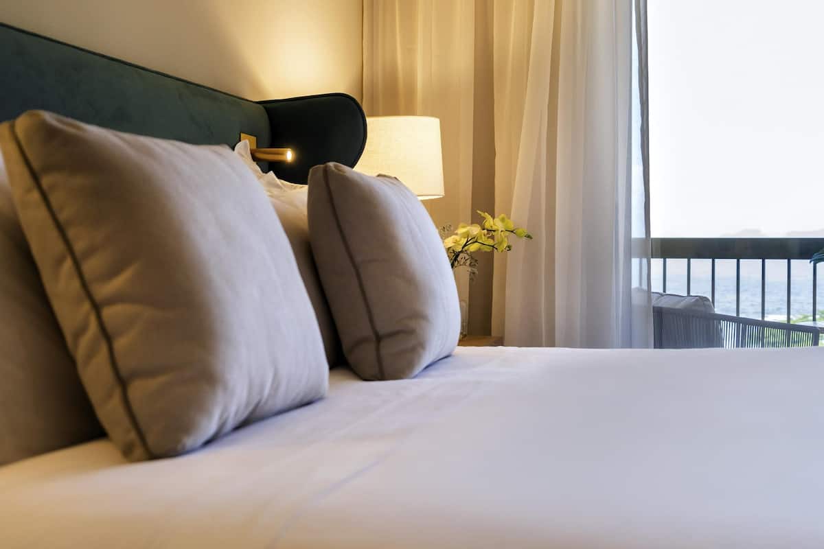 Junior suite, 1 kingsize bed, toegang tot de clublounge, uitzicht op zee | Een minibar, een kluis op de kamer, geluiddichte muren