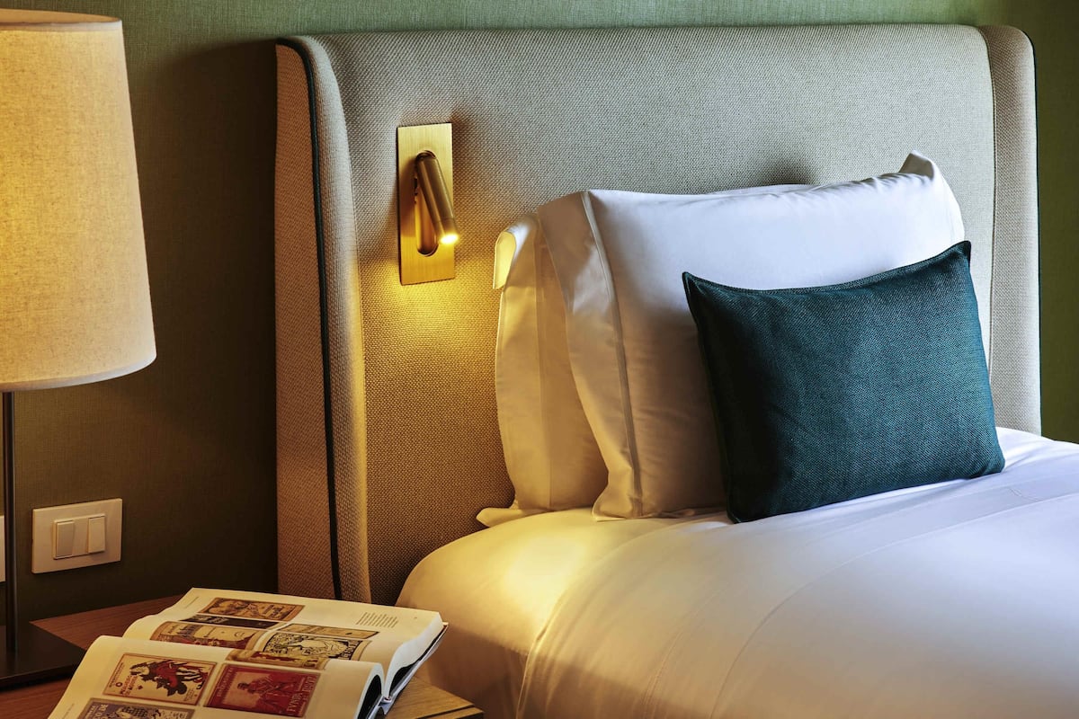Deluxe kamer, 2 eenpersoonsbedden, uitzicht op zee | Een minibar, een kluis op de kamer, geluiddichte muren