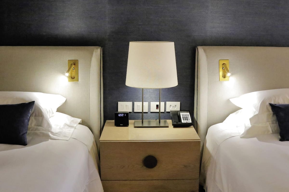 Een minibar, een kluis op de kamer, geluiddichte muren