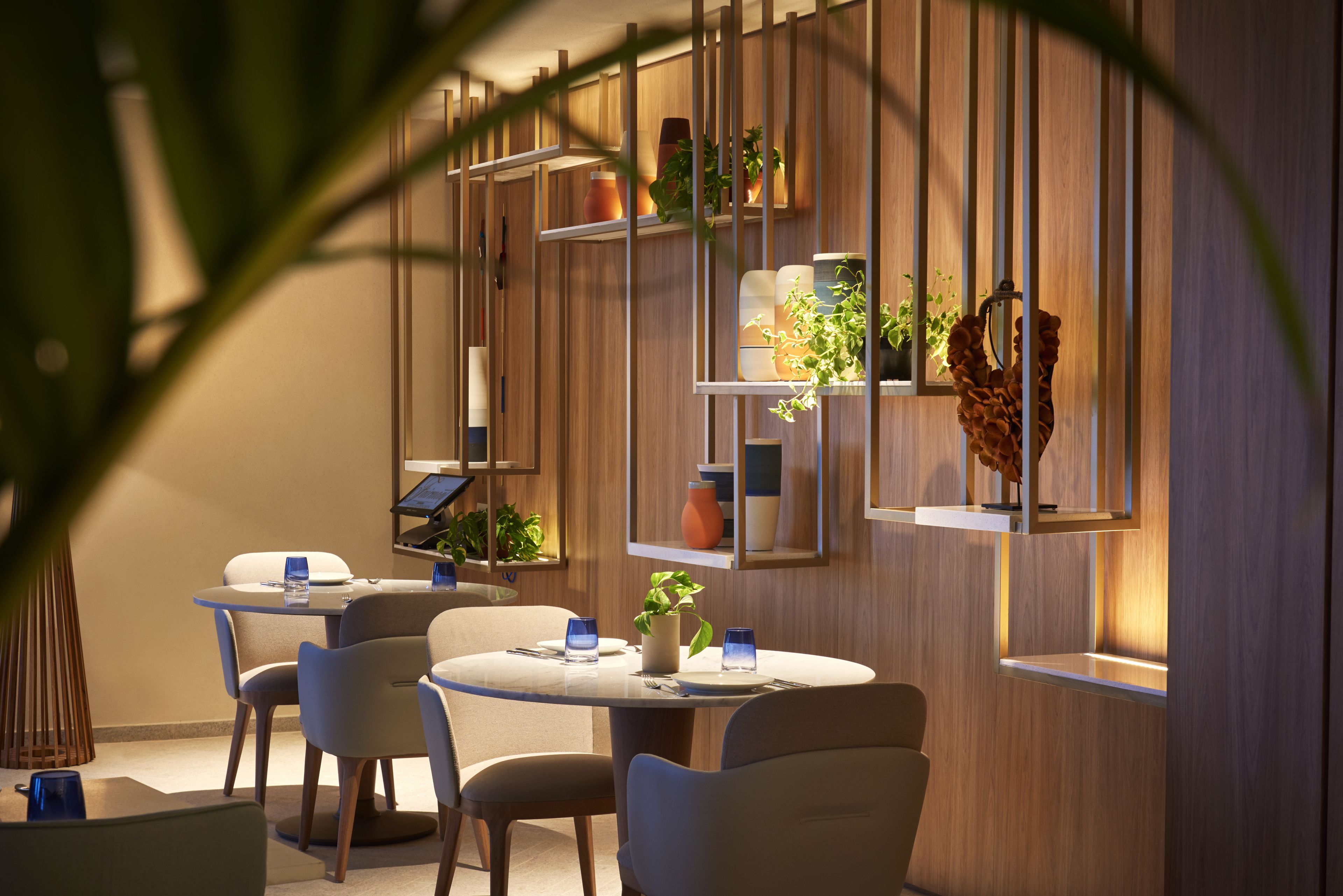 lunch and dinner served, international cuisine