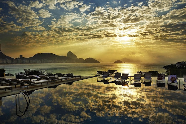 2 piscines extérieures, parasols de plage, chaises longues