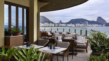 Lunch and dinner served, international cuisine