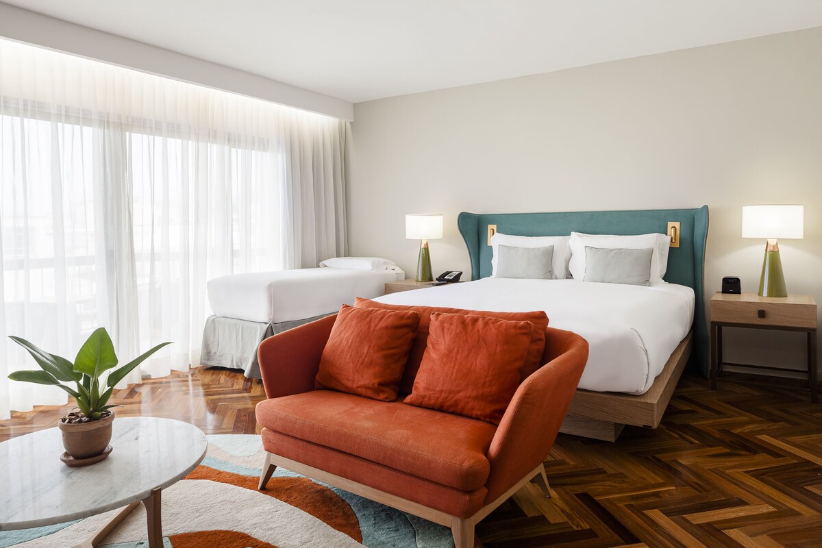 家庭套房, 城市景觀 (1 King Bed & 2 Twin Beds) | 迷你吧、客房內保險箱、隔音、熨斗/熨衣板