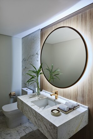 Douche, articles de toilette écologiques, sèche-cheveux, peignoirs