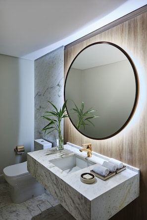 Douche, articles de toilette écologiques, sèche-cheveux, peignoirs