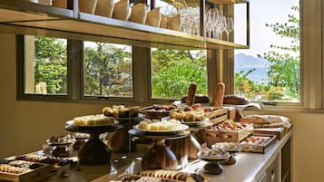 Desayuno buffet diario (BRL 185 por persona)