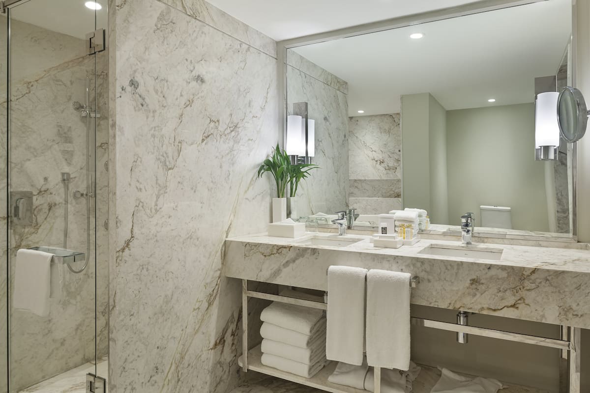 family suite, city view (1 king bed & 2 twin beds) | bathroom | shower, eco-friendly toiletries, hair dryer, bathrobes