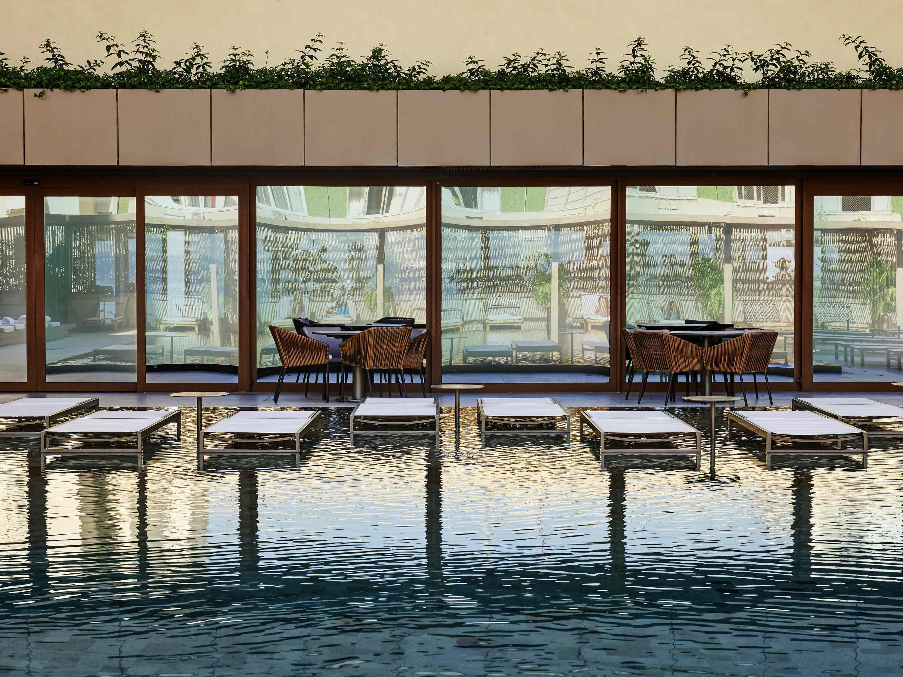 2 piscinas al aire libre, sombrillas, sillones reclinables de piscina