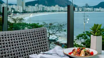 Vista para praia/oceano