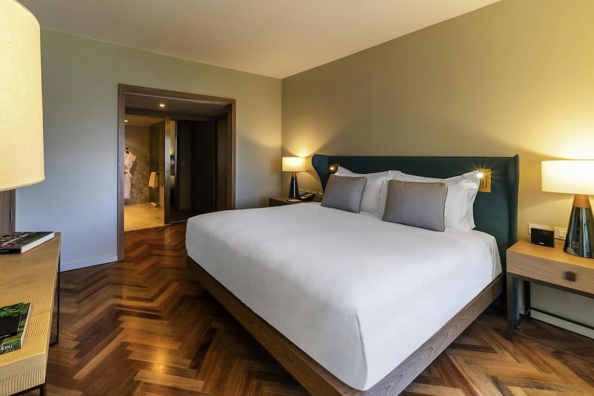 1 Bedroom Suite, 1 King Bed, Sea View
