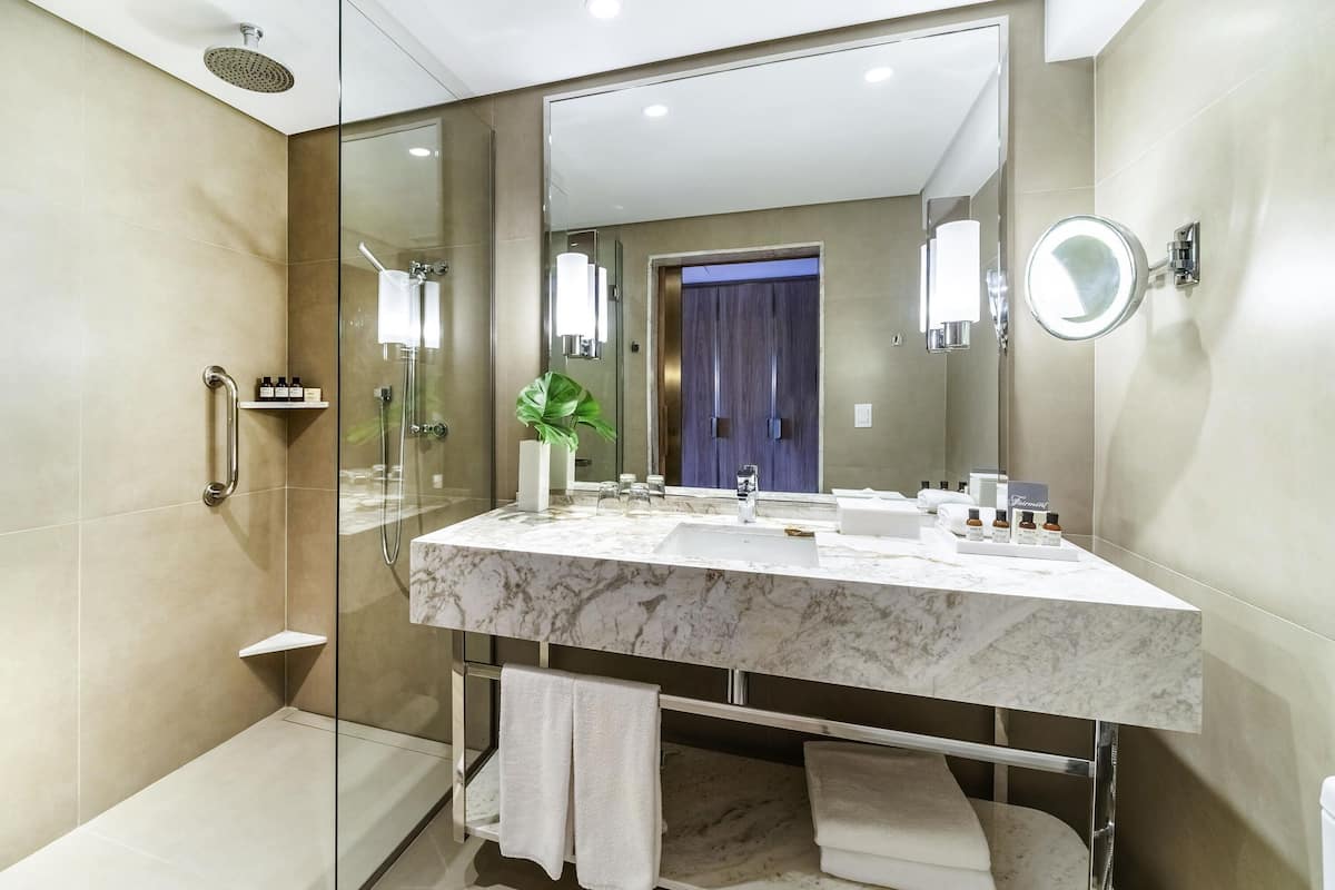 Minibar, Zimmersafe, schallisolierte Zimmer, Bügeleisen/Bügelbrett