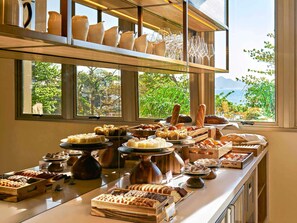 Lunch and dinner served, international cuisine