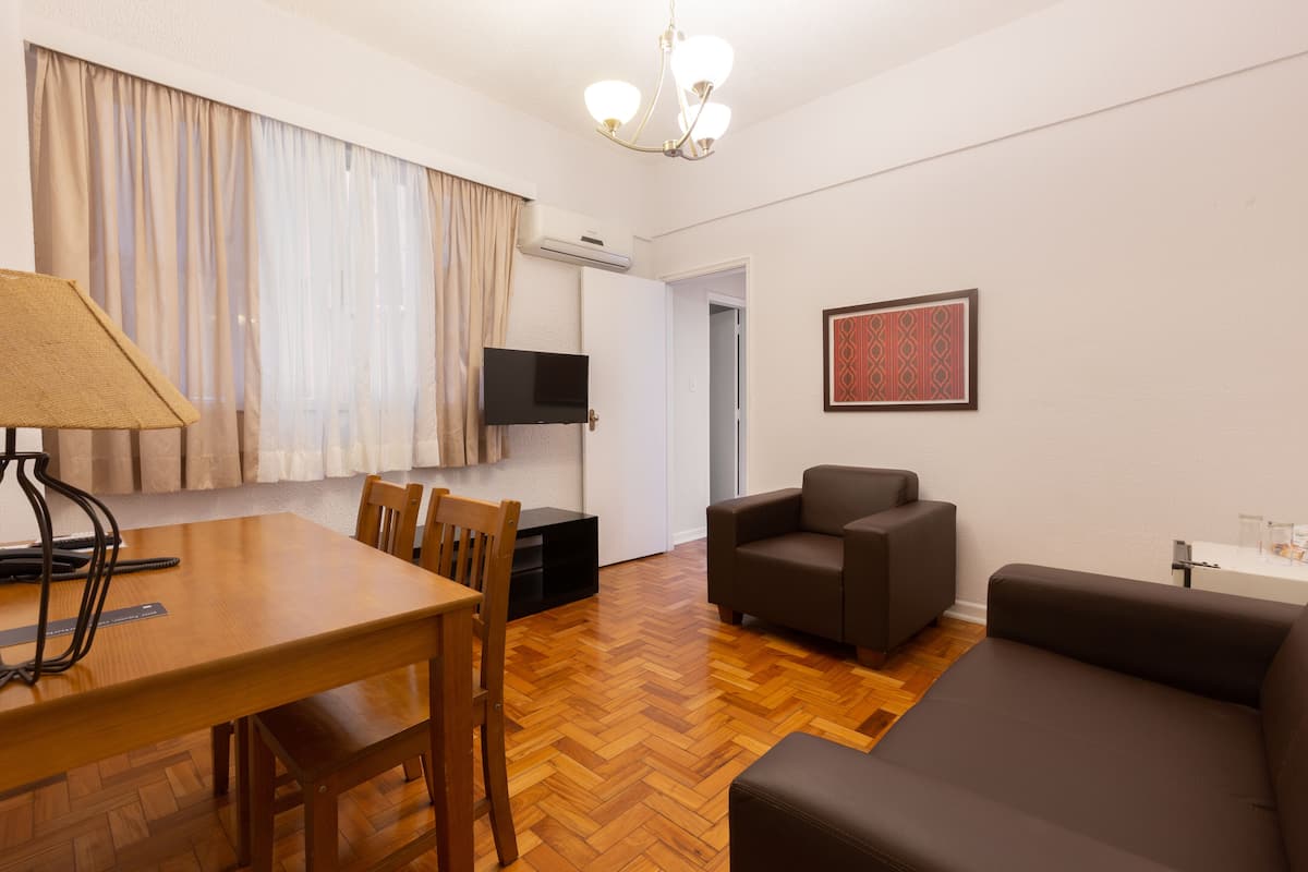 Minibar, escritorio, tabla de planchar con plancha y wifi gratis