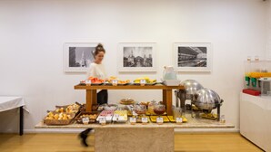 Una barra de buffet con diversos alimentos y una máquina de café.