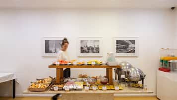 Café da manhã com buffet grátis todos os dias