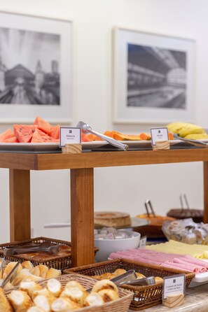 Free daily buffet breakfast - Rojas All Suites Hotel (São Paulo)