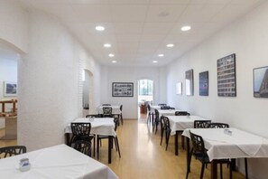 Free daily buffet breakfast  - Rojas All Suites Hotel (São Paulo)