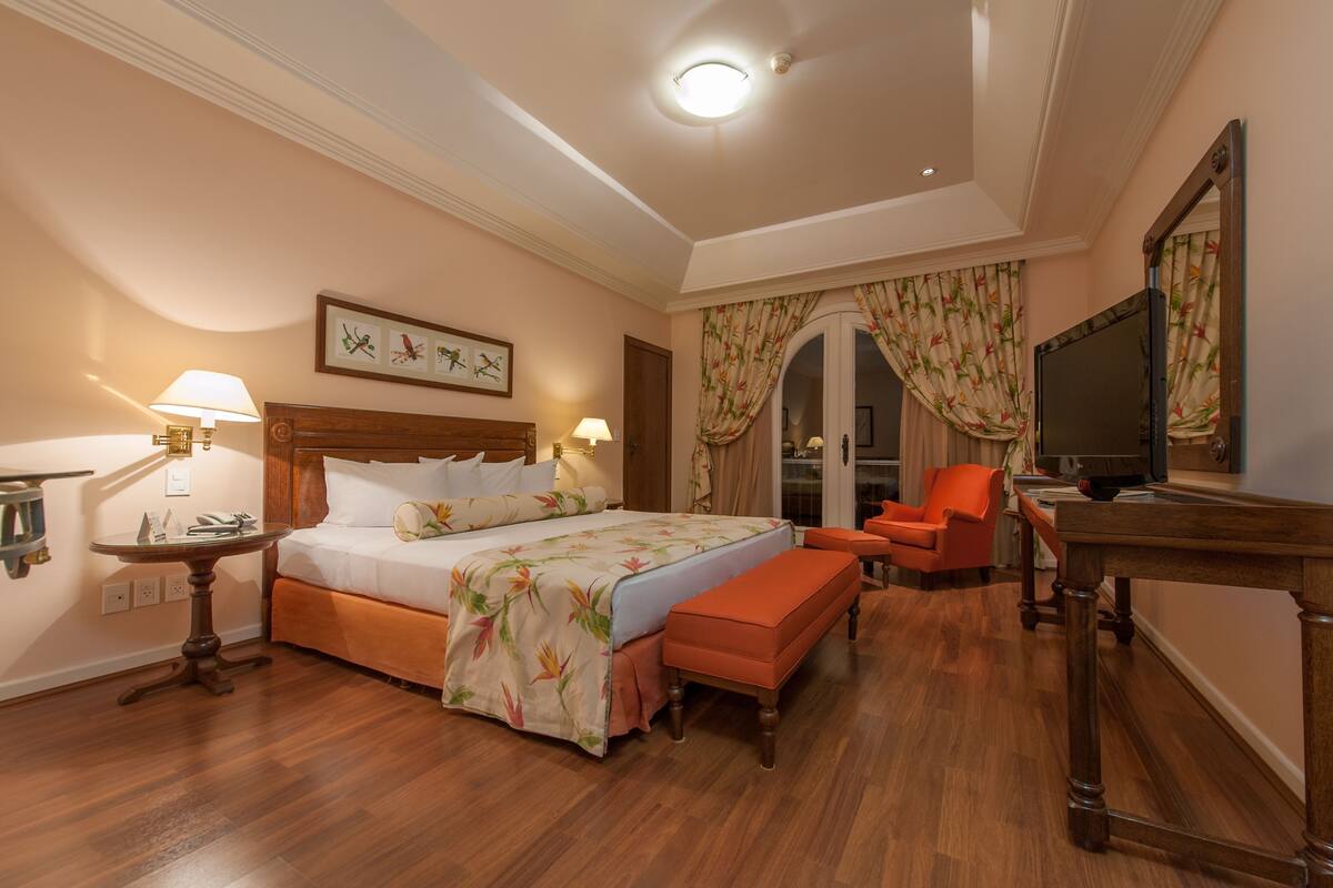 Suite (Nobre) | Minibar, desk, blackout drapes, free WiFi