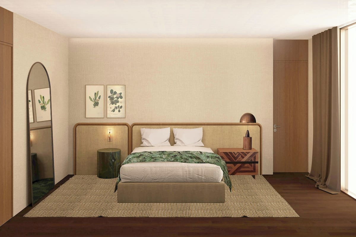 Un dormitorio con cama, espejo, decoración en la pared, mesita de noche y puerta.