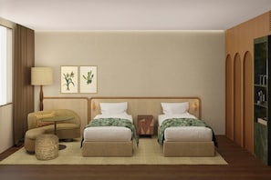 Habitación de hotel con dos camas, un sofá, una lámpara y dos láminas botánicas enmarcadas en la pared.