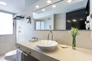 Suite Familiale, 2 chambres, balcon, vue partielle sur l'océan | Salle de bain